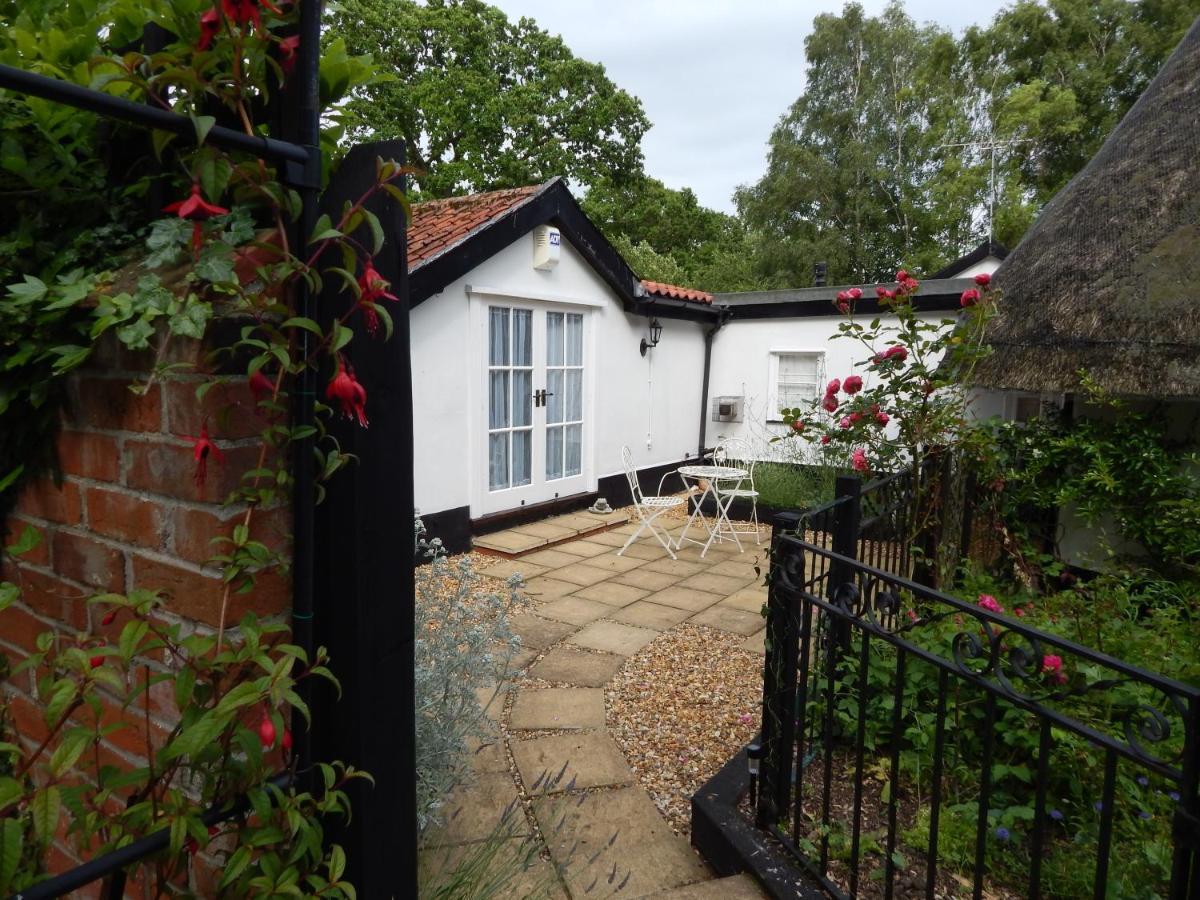 Frogs Hall B&B Eye  Bagian luar foto